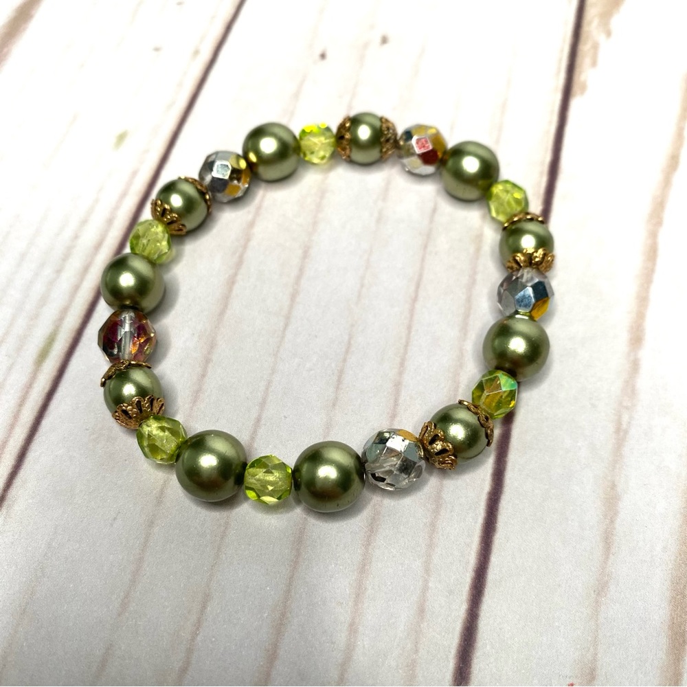 Vintage Y2K Green/ Gold Pearl Stone Beaded Bracelet - Great Condition